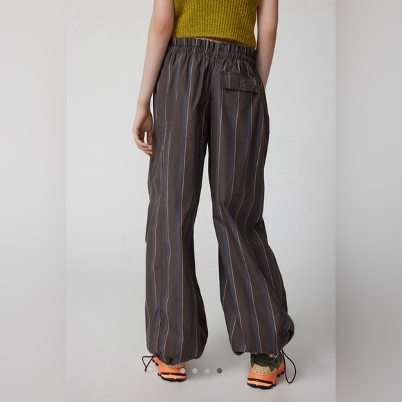 **New** with tag Urban Outfitters 90s cargos! - Picture 2 of 4